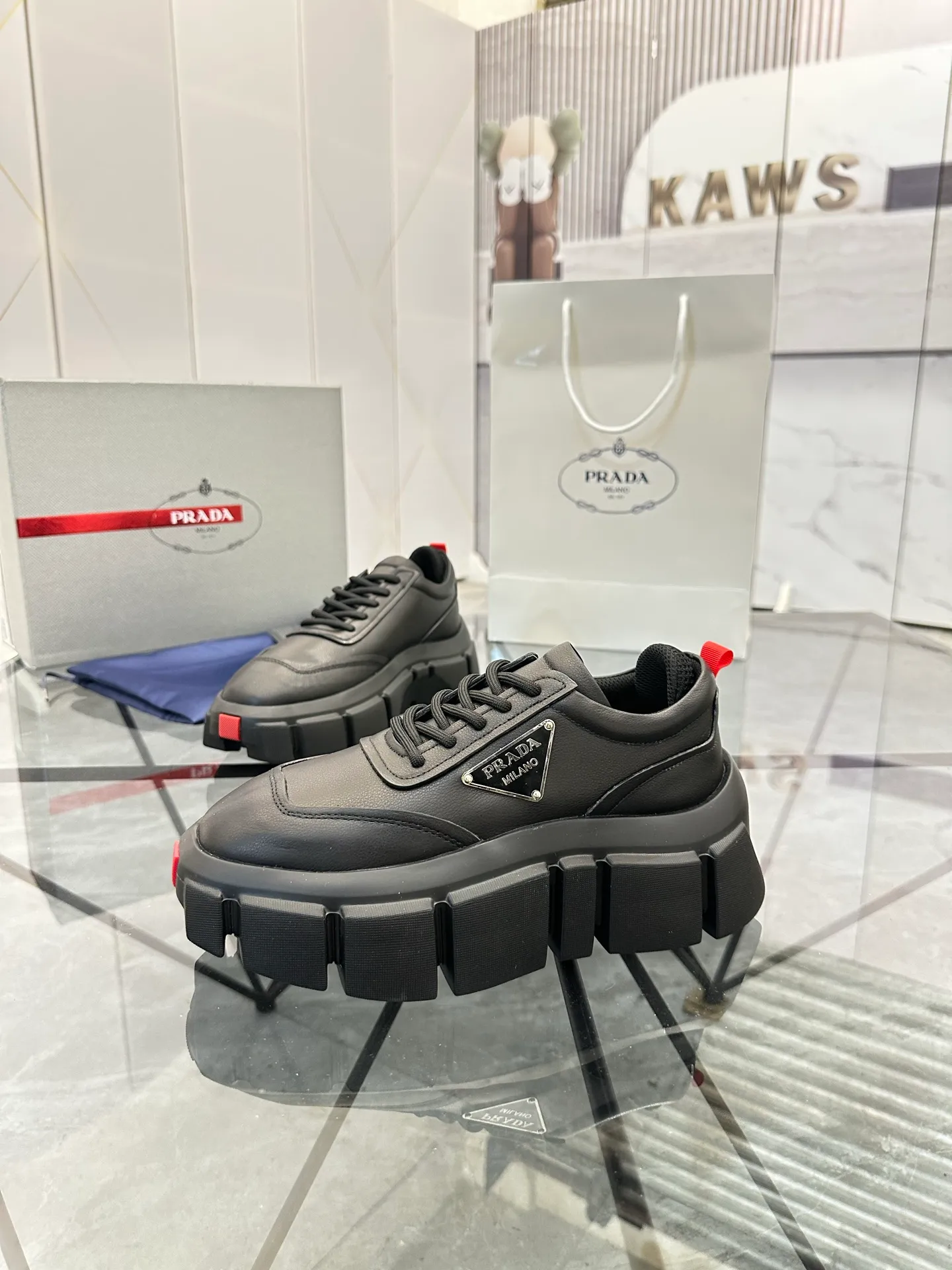 Selling men's shoes 💰: 💰P560¥ High-end top quality Product trademark: Prada * "Prada*" low-top casual shoes Regular size: 35-45 (can be customized to 46) Couple style Product material: imported first-layer cowhide leather upper, breathable lining, original outsole. No.: H201